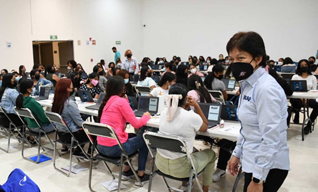 Los estudiantes acuden con la esperanza de alcanzar un lugar dentro de la máxima casa de estudios | Foto: BUAP
