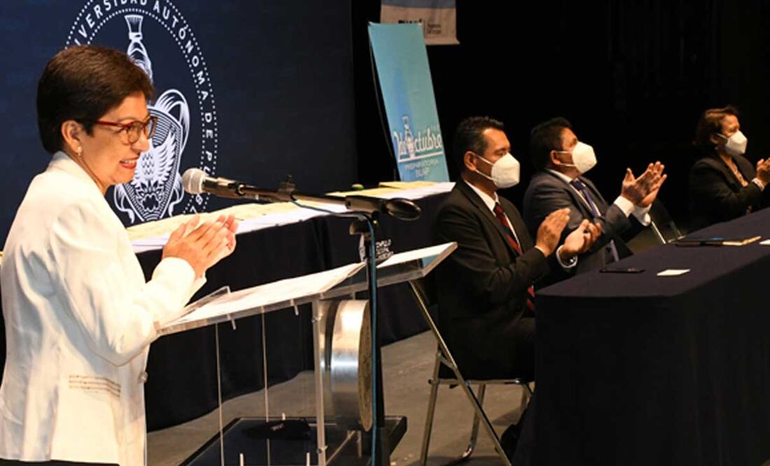 La rectora felicitó a los graduados de las preparatorias BUAP | Foto: BUAP