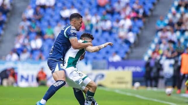 Este resultado ha devuelto la confianza a los aficionados de los camoteros, quienes ahora sueñan con la llegada de un refuerzo de renombre.

Foto: Producción El Universal Puebla