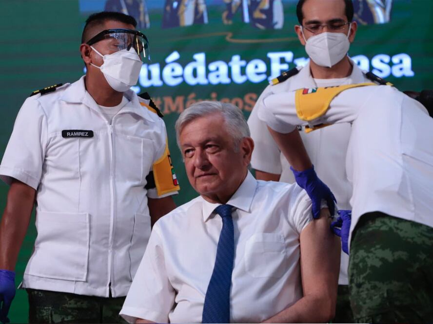 AMLO se vacuna contra Covid-19; le aplican la AstraZeneca