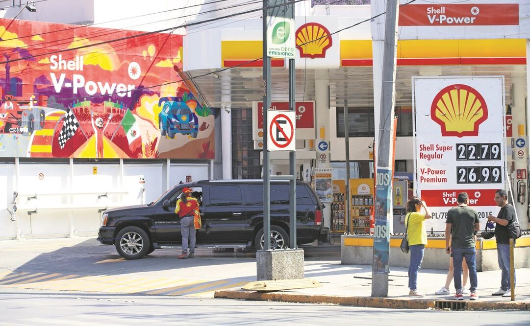 La gasolinera de la empresa Shell, ubicada entre la esquina de Mazatlán y Juan Escutia, en la colonia Condesa, es una de las que venden más caro el combustible en la capital. Foto: Germán Espinosa/ EL universal