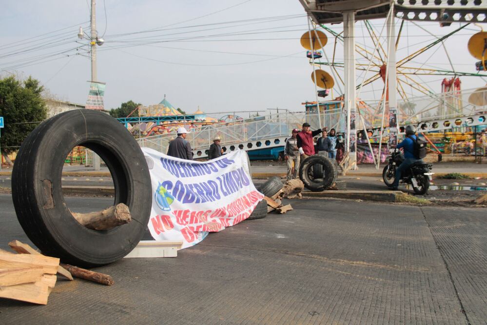 El bloqueo en la carretera federal a Atlixco ha generado un severo caos vial | Foto: EsImagen