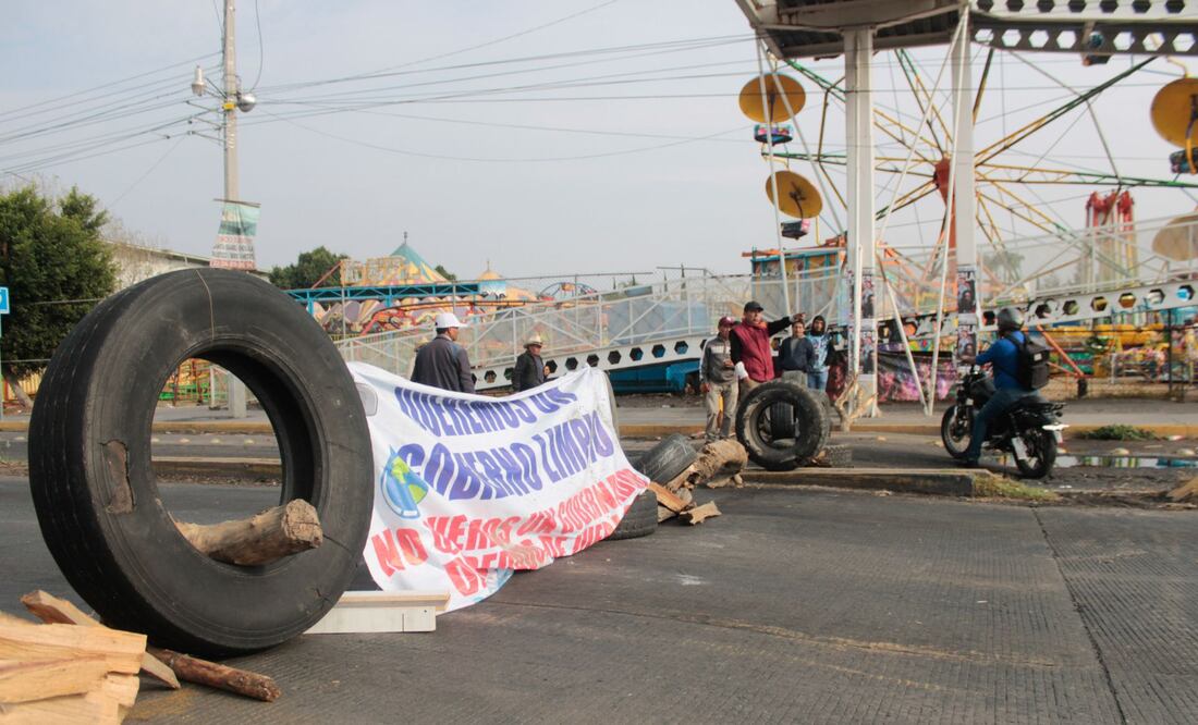 El bloqueo en la carretera federal a Atlixco ha generado un severo caos vial | Foto: EsImagen