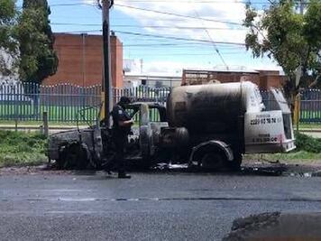 Se prende pipa con gas LP en la México-Puebla y chofer se salva de milagro