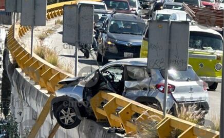 Reportan aparatoso accidente en el Periférico Ecológico; auto casi cae del puente