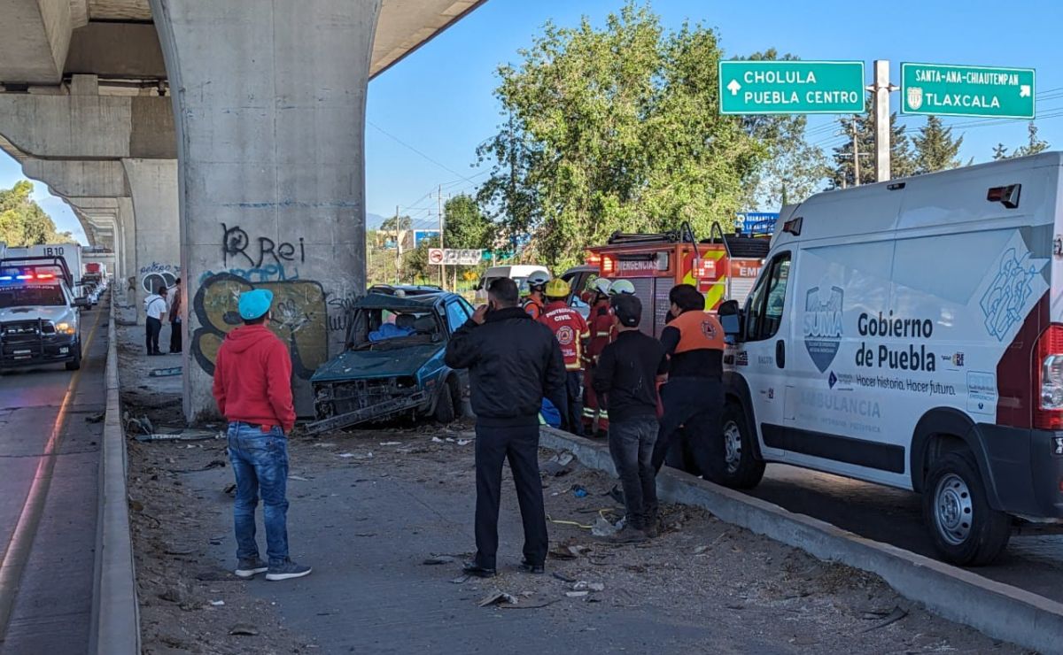 El conductor del auto que se impactó contra un pilar de la autopista México-Puebla falleció prensado al interior de la unidad | Foto: Agencia Es Imagen para El Universal Puebla