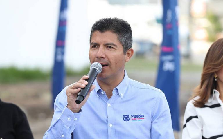 El día de las elecciones de hoy, Eduardo Rivera, el candidato de "Mejor Rumbo", acudió muy temprano a la casilla electoral local para votar y se encuentra a la espera de los resultados electorales.

Foto: Producción El Universal Puebla