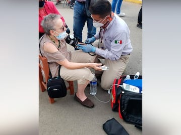 Adultos mayores presentan síntomas de insolación durante la vacunación en Puebla