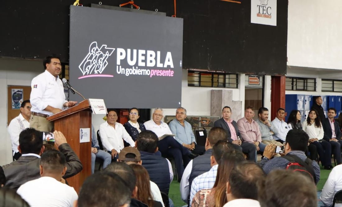 El secretario Javier Aquino encabezó el foro con alcaldes electos | Foto: Segob Puebla