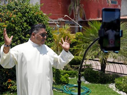 ‘Si Jesús estuviera aquí, tendría TikTok’: sacerdote tiktokero