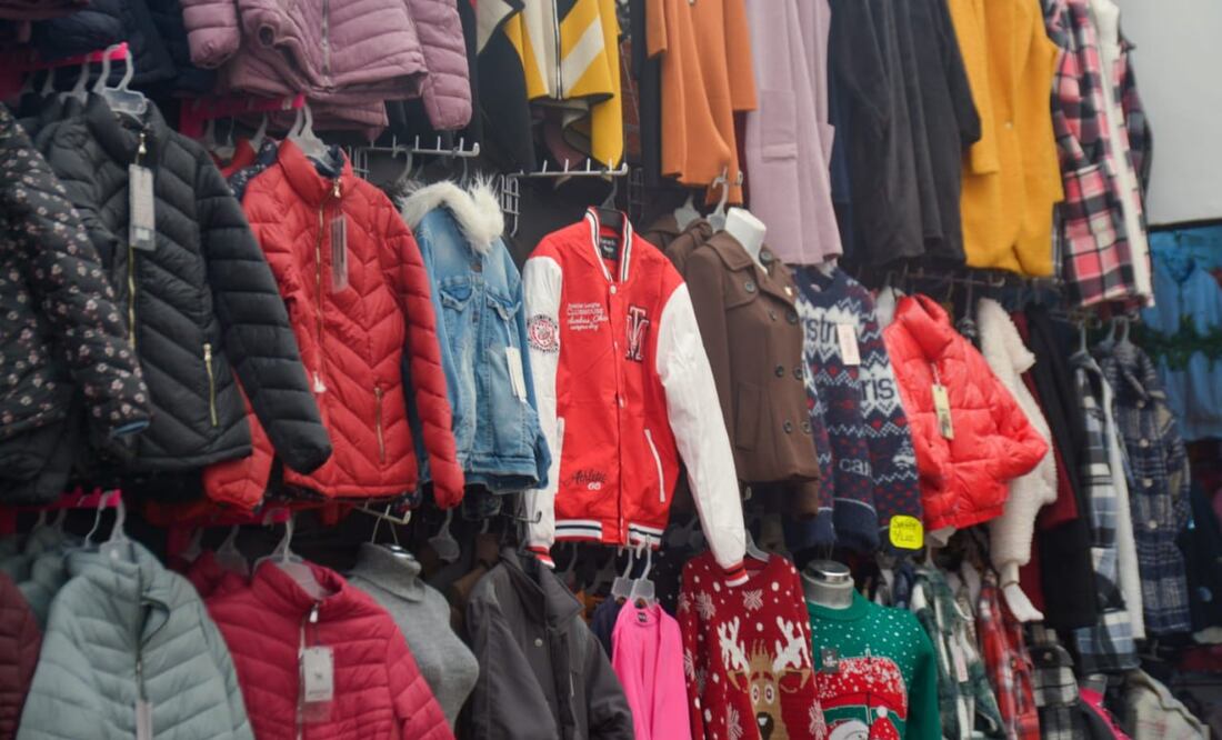 En varios lugares de Puebla se aceptan donaciones de ropa para abrigarse del frío | Foto: EsImagen para El Universal Puebla