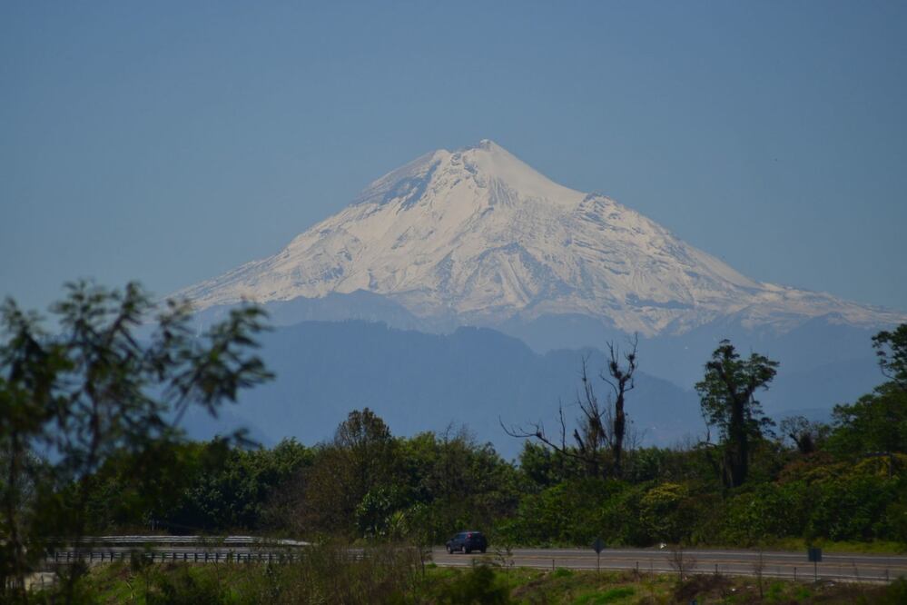 Vista del "Citlaltépetl" o Pico de Orizaba desde la carretera Xalapa-Coatepec en Veracruz. Foto: Cuartoscuro