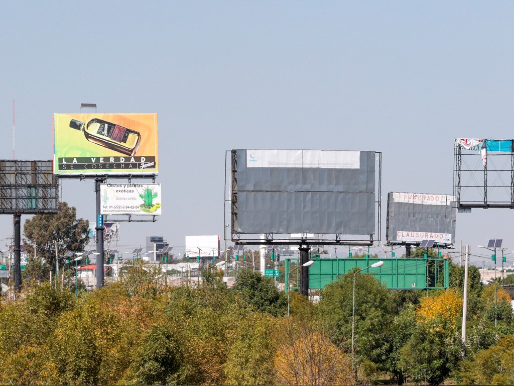 Retiran 38 anuncios espectaculares en la zona metropolitana de Puebla