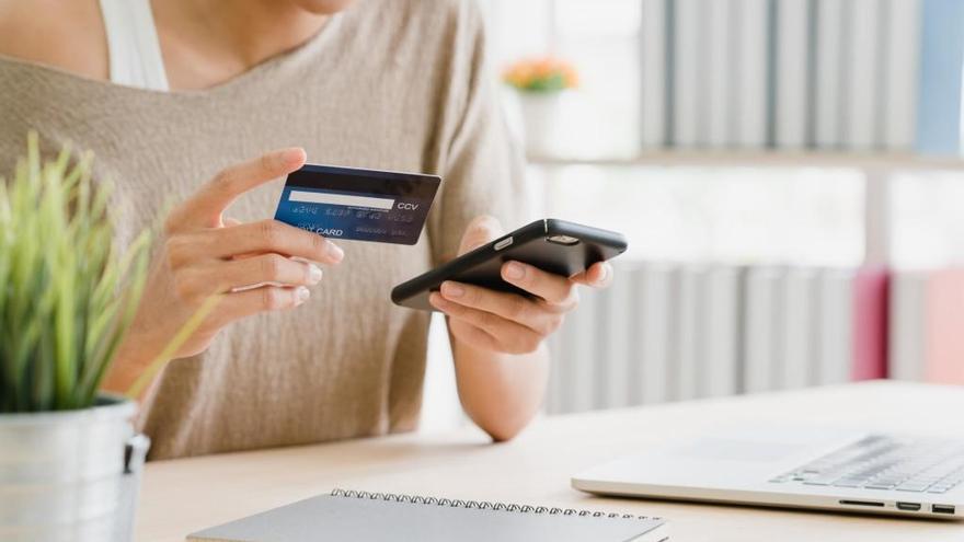 Entre las principales sugerencias proporcionadas se destacan el uso de conexiones seguras a Internet, la instalación y actualización regular de software de seguridad en dispositivos utilizados para compras en línea. 

Foto: Producción El Universal Puebla