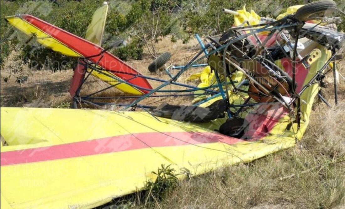 Un avión ultraligero quedó destrozado luego de caer en terrenos de la localidad de San Francisco Tepango en Cohuecan. | Foto: Twitter yessayala