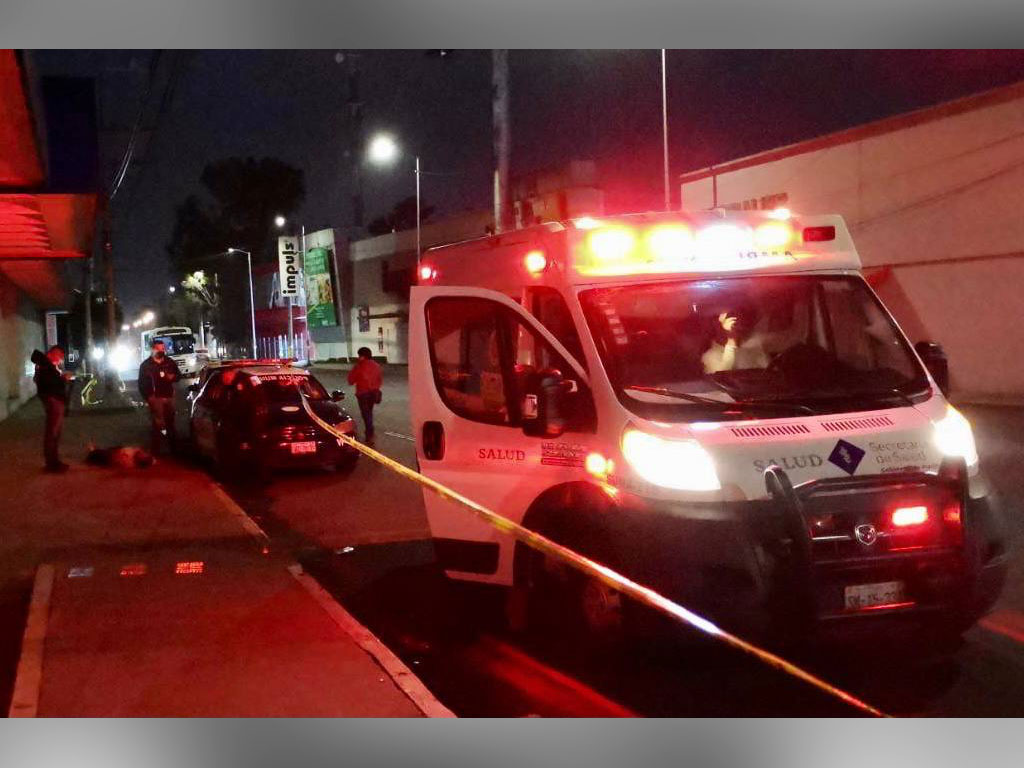 VIDEO. Ciclista baja a toda velocidad escaleras de Atlixco; choca contra auto y sale volando