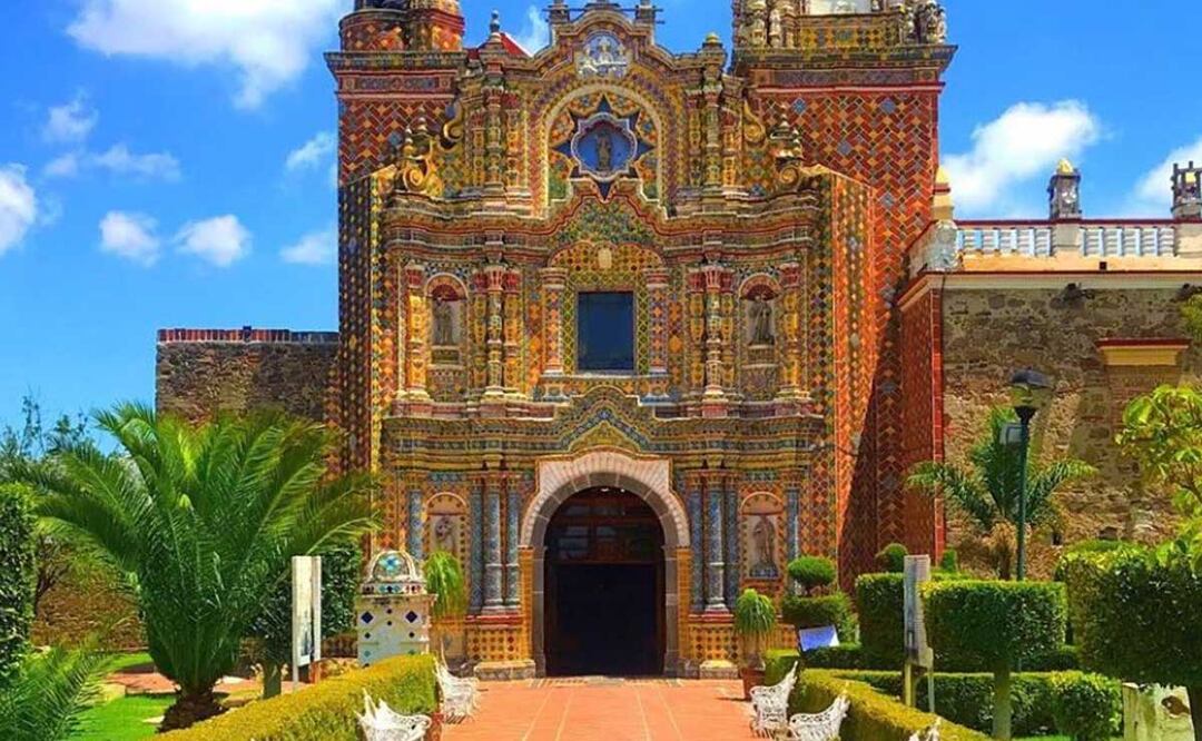 La iglesia de San Francisco Acatepec es un icono del arte barroco mexicano | Foto: Explora puebla
