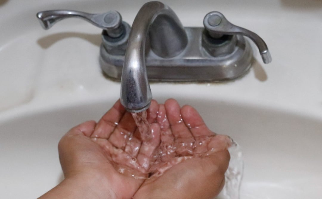 Agua de Puebla restablece el suministro de agua en Los Héroes 1a y 2a Sección | Foto: EsImagen.