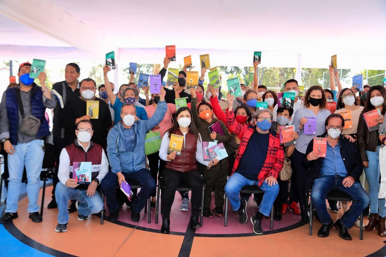 Inicia distribución de libros de la colección 21 para 21 del Fondo de Cultura Económica en Puebla
