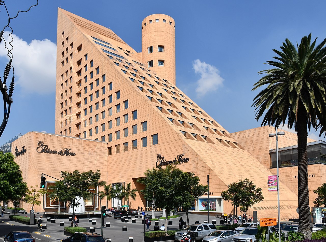 A través de redes sociales, clientes de El Palacio de Hierro reportaron este miércoles problemas con los sistemas de la tienda departamental, los cuales les impedían realizar compras o emitir pagos. 

Foto: Producción El Universal Puebla