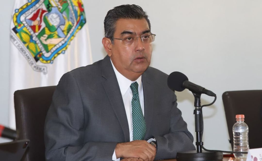 El gobernador Sergio Salomón Céspedes explicó los detalles de las obras financiadas por el gobierno federal. | Foto: Agencia Es Imagen para El Universal Puebla