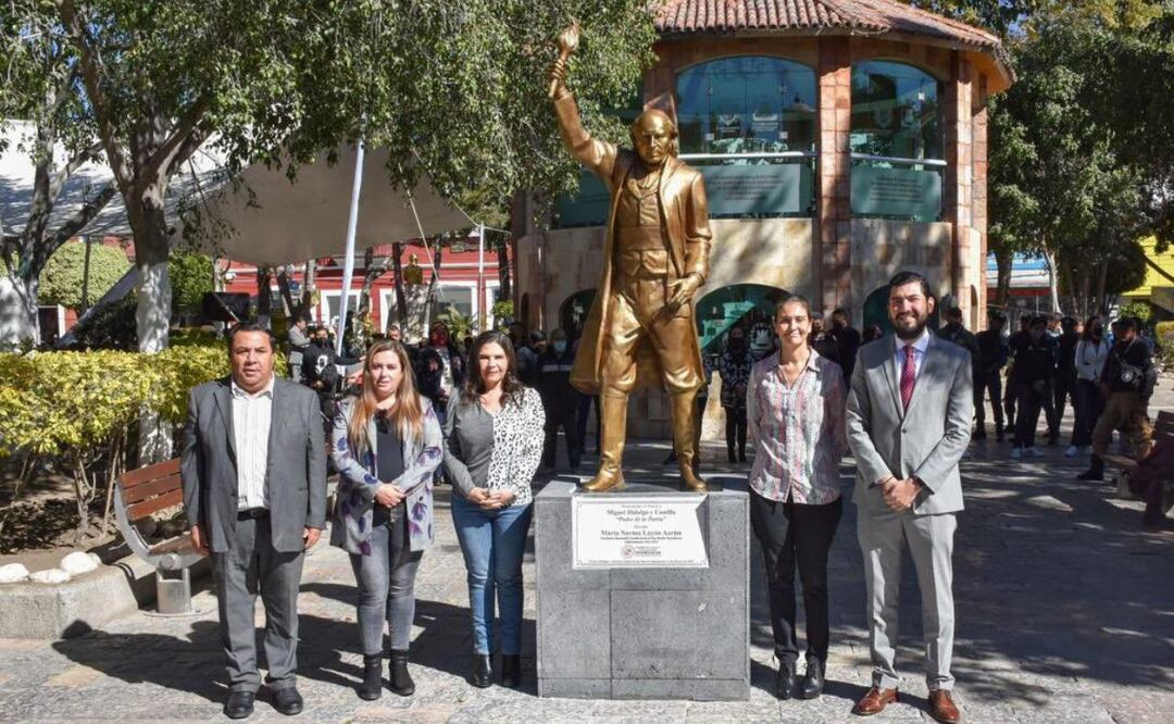 La estatua de Miguel Hidalgo está hecha de bronce platinado y mide 1.80 metros de altura | Foto: Twitter de Norma Layón
