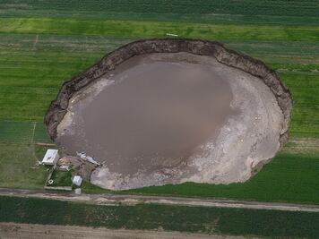 Barbosa se confronta con Conagua por origen del socavón de Puebla