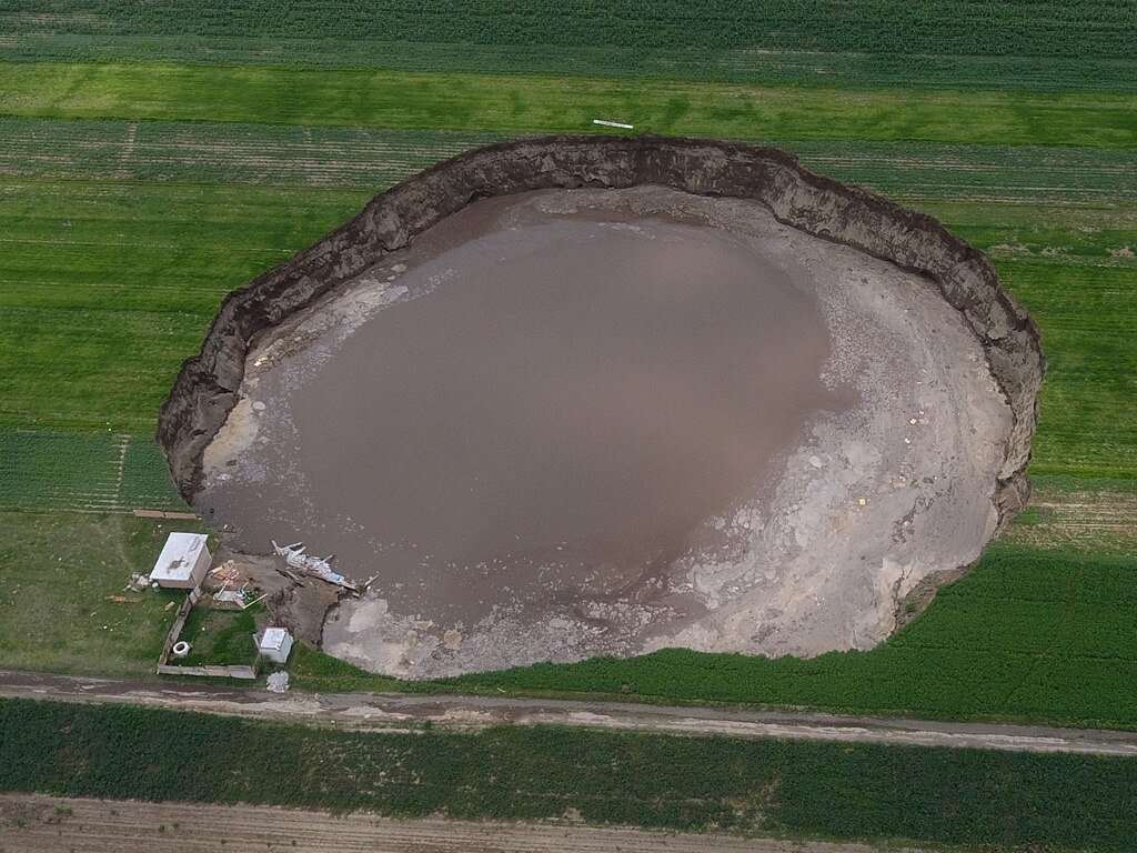 Barbosa se confronta con Conagua por origen del socavón de Puebla