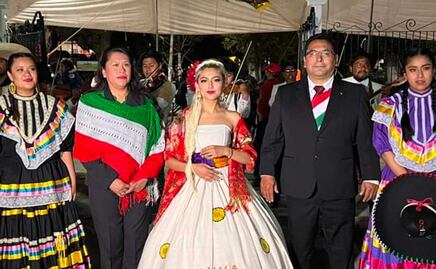 Alcalde de Acajete usa banda presidencial para dar el Grito pese a estar prohibido