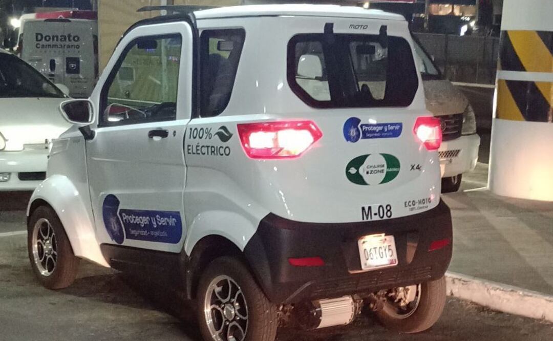 El pequeño vehículo ha causado curiosidad entre los clientes de Angelópolis, ya que se encarga de vigilar el estacionamiento | Foto: Especial