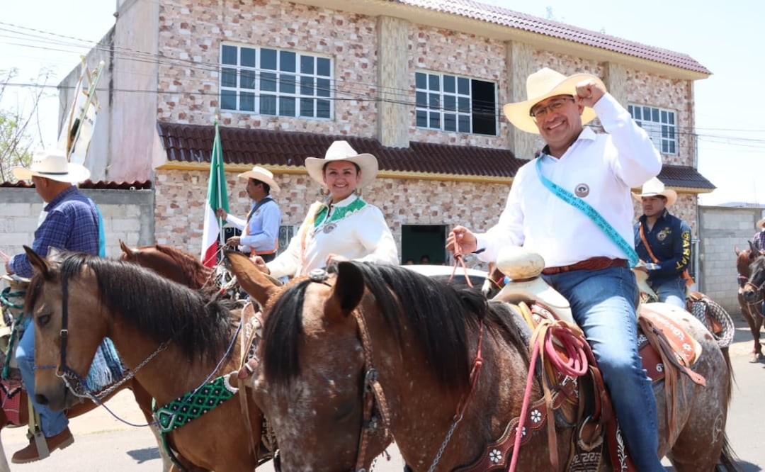 Durante la jornada, el diputado Pável Gaspar fue testigo de las obras de adoquinamiento de la explanada de San Miguel Ejido | Foto: Congreso del Estado