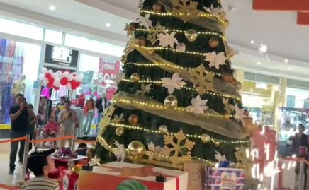 3 ,2, 1... Encienden árbol navideño y ¡sorpresa! gran decepción