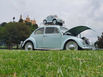 Pabicho, el vocho restaurado que pasea por Puebla con un vochito bebé