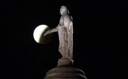 Las mejores fotos del eclipse de luna más largo del siglo