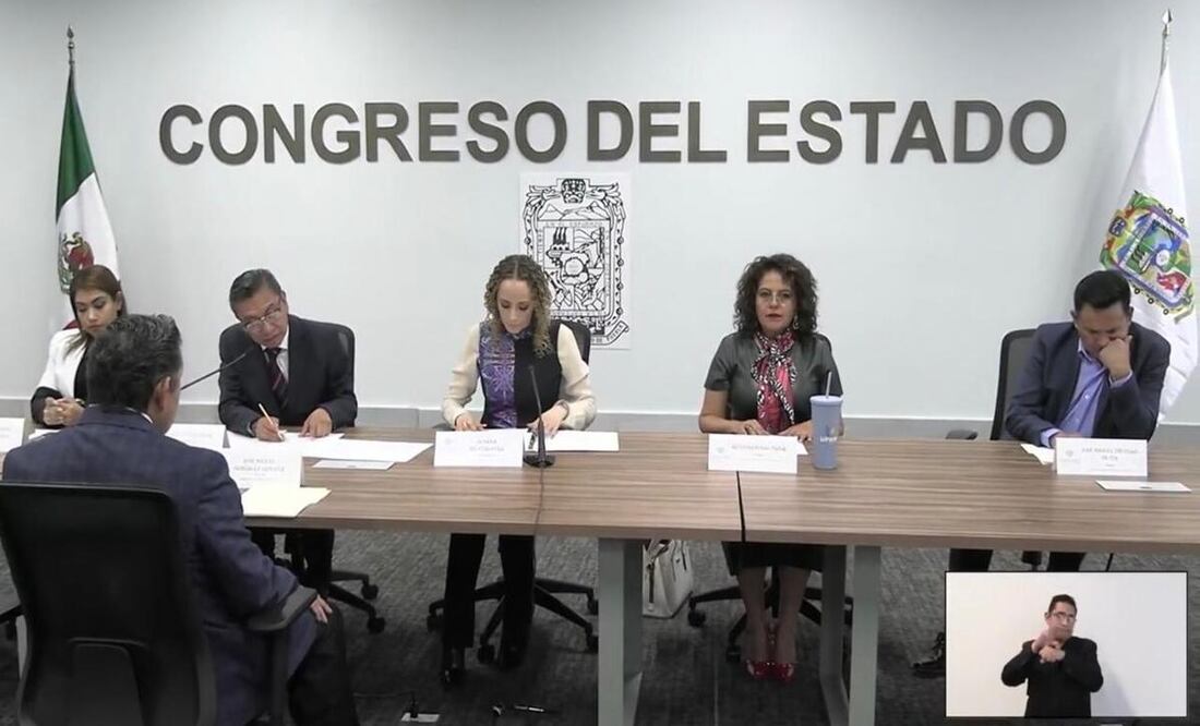 A la sesión asistieron las diputadas Susana Riestra Piña, Azucena Rosas Tapia y Leonela Jazmín Martínez Ayala | Foto: Congreso del Estado