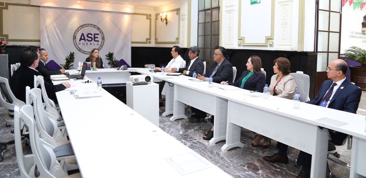 La auditora Amanda Gómez analizó con los contadores la convocatoria de auditores externos | ESPECIAL