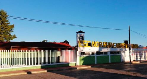 Padre de familia rescata a su hija de la Normal de Teteles por maltrato en "novatada"