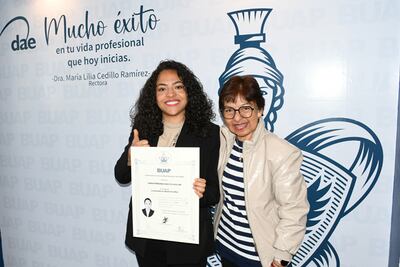 Lilia Cedillo Ramírez entrega título de la BUAP a egresada con discapacidad auditiva
