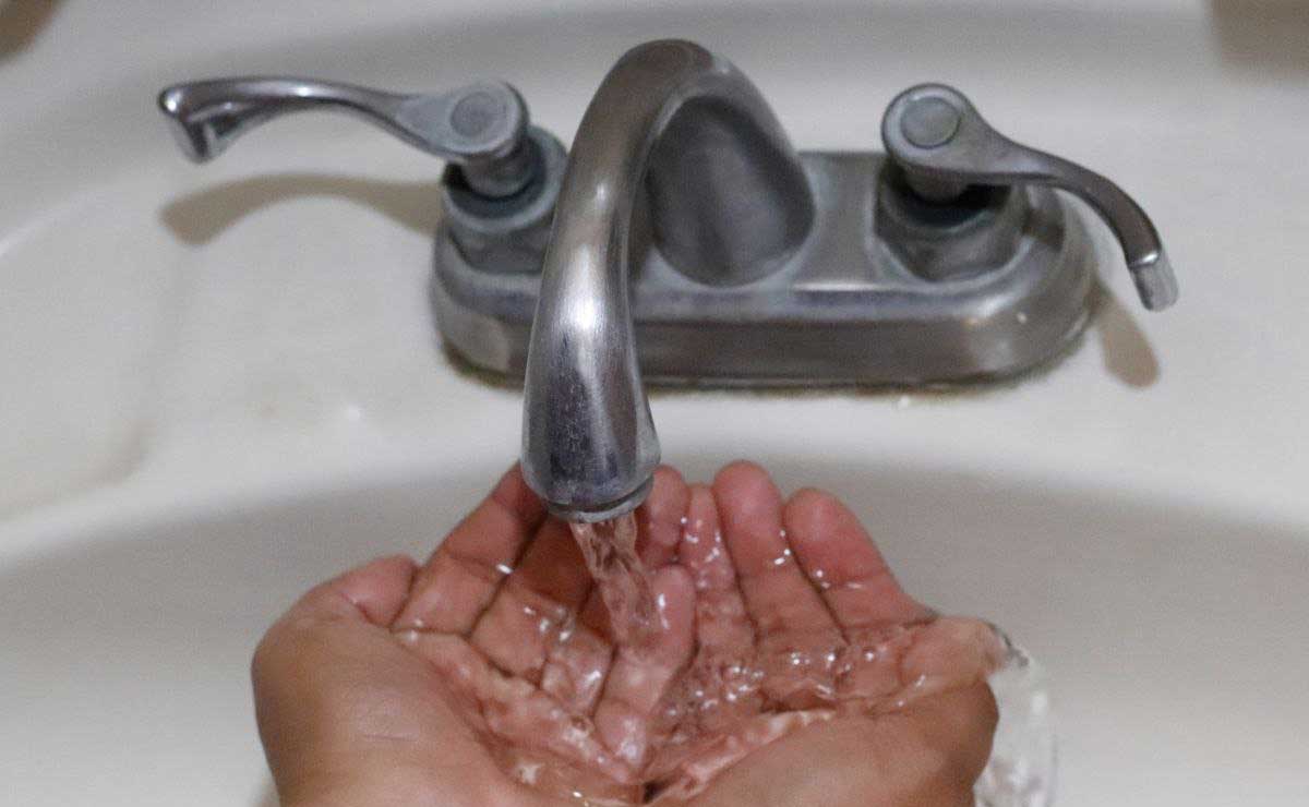 Cuántos litros de agua hay disponibles para cada poblano