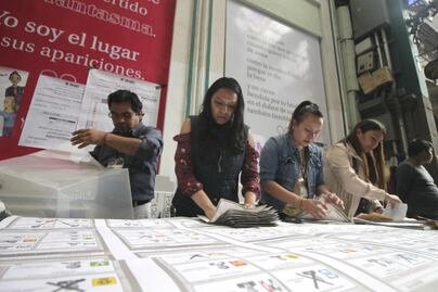 ¿Cuántos funcionarios de casilla hay y qué hacen?