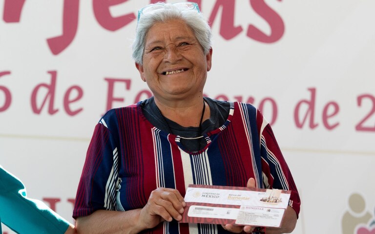 Los adultos mayores recibirán un depósito de 6 mil pesos a través de su tarjeta del Banco Bienestar, y podrán cobrar según la letra inicial del primer apellido.

Foto: Producción El Universal Puebla