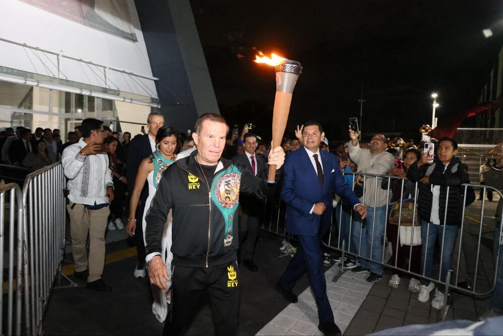 Julio César Chávez encendió el pebetero de los Juegos Deportivos Nacionales Escolares 2025 | Foto: Gobierno del estado