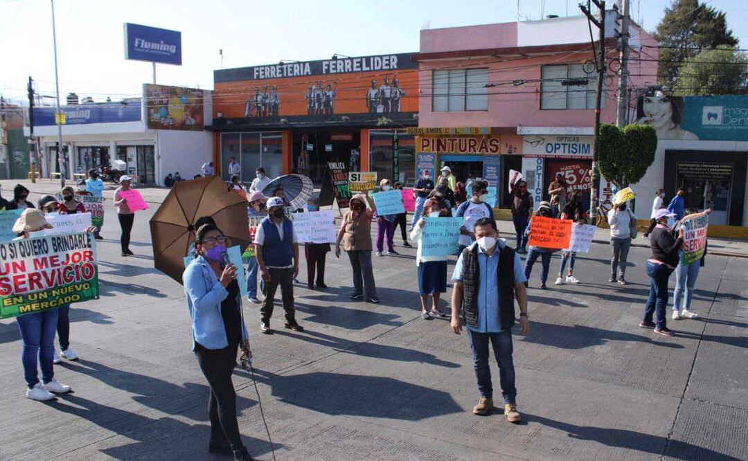 Pobladores de Amozoc bloquean la carretera federal a Tehuacán | foto: AGENCIA ES IMAGEN PARA EL UNIVERSAL PUEBLA