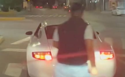 VIDEO. Sujetos en auto de lujo intentan asaltar a hombre en Prados Agua Azul