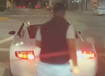 VIDEO. Sujetos en auto de lujo intentan asaltar a hombre en Prados Agua Azul