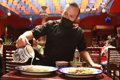 Defraudan a restauranteros poblanos con pedidos para llevar