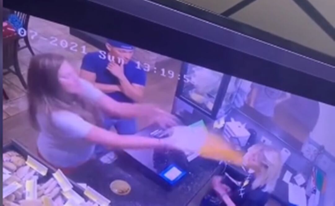 El restaurante presentó cargos contra la agresiva clienta. Foto: Tomada del video