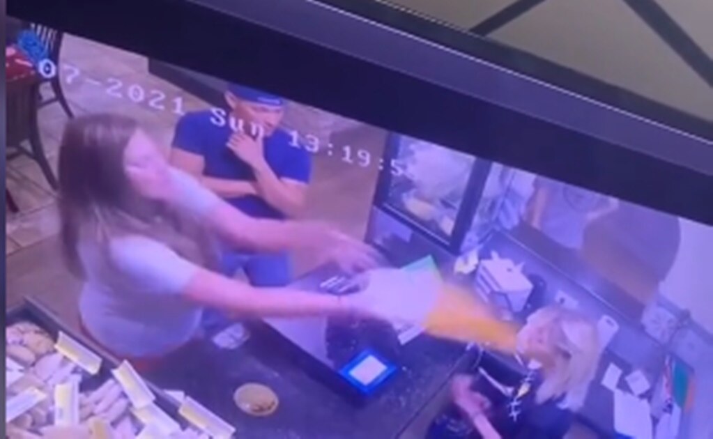Captan en video a mujer que arrojó un plato de sopa caliente en la cara de una cajera
