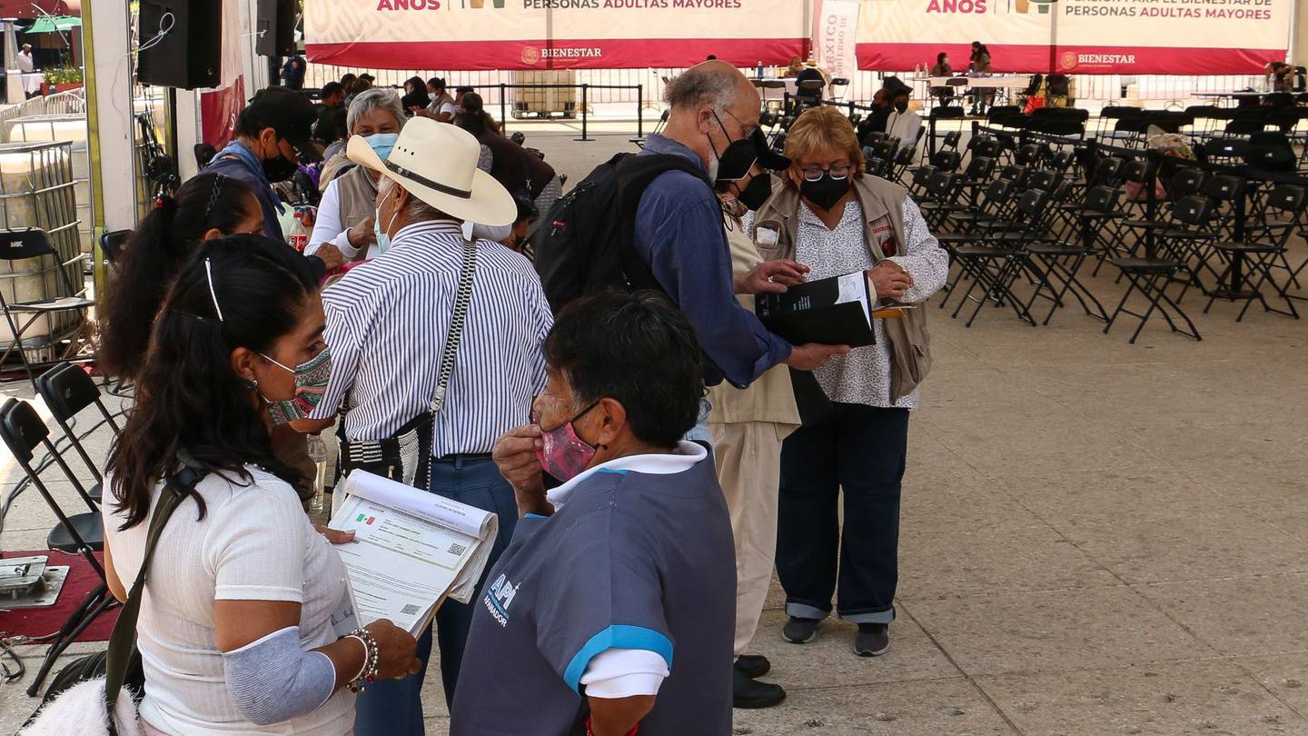 La Pensión del Bienestar continúa aceptando solicitudes para que muchos adultos mayores en México puedan unirse a este programa social, el cual ofrece apoyo económico para asegurar un retiro digno.

Foto: Producción El Universal Puebla