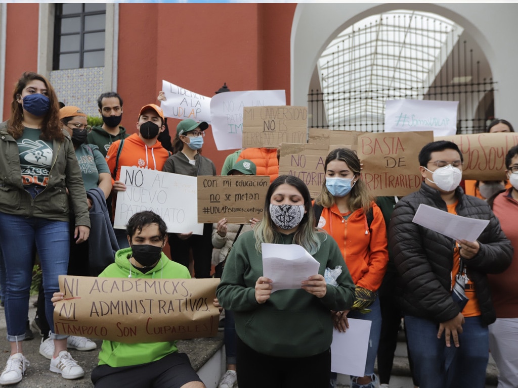 Denuncian estudiantes que fueron obligados a abandonar la UDLAP con amenazas